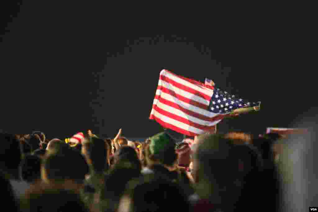 Para penggemar menyaksikan pertandingan AS dan Belgia di FIFA Fan Fest Copacabana di Rio de Janeiro, Brazil, 1 Juli 2014. (Brian Allen/VOA)