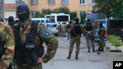 俄罗斯联邦安全局的特种部队2016年8月17日对圣彼得堡市郊一栋公寓楼中疑似伊斯兰叛乱分子进行突袭。