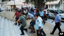 Grčka policija privodi optužene za ubistvo američkog mladića na Zakintosu, Grčka, 8. jula 2017. (imerazande.gr via AP)