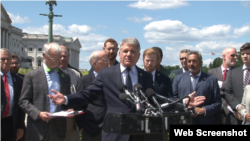 مایکل مک‌کال و جمعی از نمایندگان کنگره آمریکا