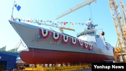 Primeira-dama americana, Melania Trump, no Egipto, <a href="https://d3kl92r8ls1qp7.cloudfront.net/a/melania-trump-termina-p%C3%A9riplo-africano-no-egipto-onde-visitou-as-pir%C3%A2mides-/4602540.html" target="_blank">a sua última paragem no périplo a África</a>. Esta foi a primeira viagem a solo de Melania Trump