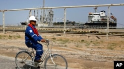 دیمەنی تێپەڕینی ئەندازیارێک لە نزیک یەکێک لەو کەشتییە بارهەڵگرانەی بۆ گواستنەوەی گازی سروشتی عێراق لە ئوم قەسر دابینکراوە، لە مانگی سێی ساڵی 2016.