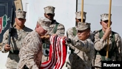 Marinir AS dalam upacara penyerahan pangkalan militer, sebagai unit Marinir AS dan pasukan tempur Inggris terakhir menyelesaikan operasi mereka di Afghanistan, di provinsi Helmand, 26 Oktober 2014. 