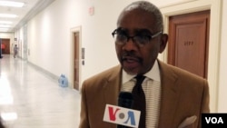 资料照片：众议员米克斯在国会接受美国之音记者采访（2020年2月4日）