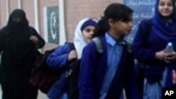 رابعه وايي په سکولونو کې په يو ټولګي کې ډېر واړه يوځای وي او که يو ماشوم ته دغه شان څه مسله وي نو د نورو ماشومانو بچ کېدل به ترېنه ډېر ګران وي