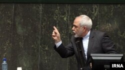 عکس آرشیوی از محمدجواد ظریف وزیر خارجه ایران در حال پاسخ به پرسش‌های نمایندگان مجلس درباره مذاکرات هسته‌ای - دی ماه ۱۳۹۳ 