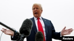 美国总统川普在马里兰州的安德鲁斯空军基地对记者发表讲话。（2018年5月31日）