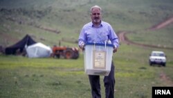 گزارش تصویری: عکس‌هایی از شرکت مردم در انتخابات دور دوم مجلس، اردیبهشت ۹۵