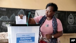 Mpiga kura akipiga kura katika uchaguzi wa mikoa katika mji mkuu wa Togo, Lome, Aprili 29, 2024. Picha ya AP