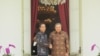 Presiden Jokowi menerima kedatangan mantan Presiden Susilo Bambang Yudhoyono di Istana Merdeka, Jakarta, Kamis 9 Maret 2017 (Foto: VOA/Andylala).
