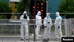 Tim forenzičara na mestu pucnjave u Handlovi (Foto: REUTERS/Radovan Stoklasa)