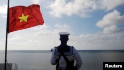 Tentara Angkatan Laut Vietnam siaga menjaga salah satu pulau di Kepulauan Spratly yang disengketakan (foto: dok). 