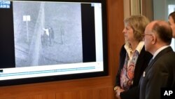 Menteri Dalam Negeri Perancis Bernard Cazeneuve, kanan, dan Menteri Dalam Negeri Inggris Theresa May berkunjung ke pusat komando dan kendai terowongan Euro, 20 Agustus 2015, di Calais, Perancis utara.