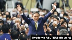 Yoshihide Suga célèbre son élection à la tête du parti au pouvoir au Japon, le Parti libéral démocrate (LDP), à Tokyo, au Japon, le 14 septembre 2020. (Photo: Kyodo via REUTERS)