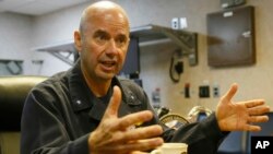 جیمز کیلبی ژنرال چهار ستاره نیروی دریایی آمریکا در حال گفتگو با خبرنگاران در ناو هواپیمابر یو اس اس کارل وینسون - ۱۳ اسفند ۱۳۹۵ 