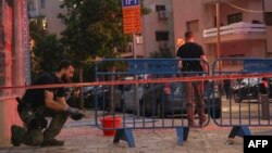 የእስራኤል የጸጥታ ኃይሎች ጥቃቱ በደረሰበት አካባቢ በሥራ ላይ በቴል አቪቭ፤ እስራኤል