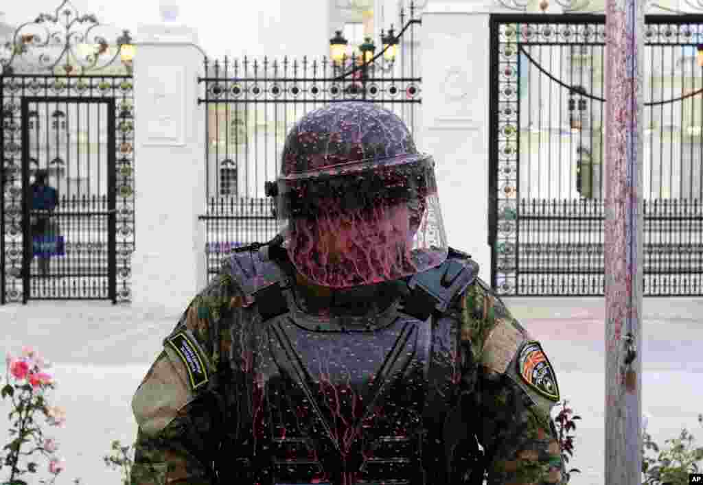 មន្រ្តី​ប៉ូលិស​មួយ​រូប​ត្រូវ​បាន​គប់​នឹង​ប៉េងប៉ោង​ដាក់​ទឹក​ល័ក្ត​នៅ​អំឡុងពេល​បាតុកម្ម​ប្រឆាំង​រដ្ឋាភិបាល​នៅ​ក្រុង Skopje ប្រទេស​ម៉ាសេដូនី កាល​ពី​ថ្ងៃទី០៦ ខែ​មិថុនា ឆ្នាំ​២០១៦។