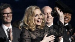 آدل هنگام دریافت جایزه گرمی