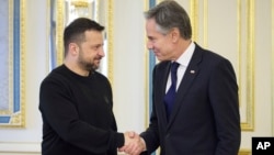 美国国务卿布林肯在基辅与乌克兰总统泽连斯基握手。（2024年5月14日）