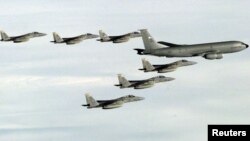 공중급유기(오른쪽)와 함께 비행하고 있는 미 공군 소속 F-15C '이글스' 전투기들. (자료사진)