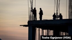  Дел од странските работници се ангажираат и во градежниот сектор. Но, има и такви кои ги оставаат документите и преку ноќ заминуваат. Фото: Илустрација, градежници.