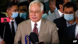 نەجیب ڕەزاق، لەسەر چەندان گەندەڵکاری گوناهبارکراوە