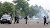 Des policiers dispersant des manifestants à Kinshasa, 19 septembre 2016.