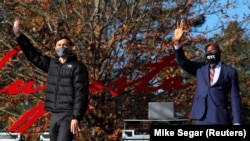 Jon Ossoff kushoto na Raphael Warnock wakiwa katika Kampeni ya chama cha Demokratik.