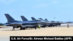 Enam pesawat AS F-16 Fighting Falcons dari pangkalan udara Aviano, Italia, tiba di pangkalan udara Incirlik di Turki untuk ambil bagian dalam serangan terhadap ISIS (9/8).