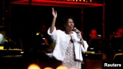  Aretha Franklin akiimba wakati wa uhai wake mjini New York, U.S., Nov. 7, 2017. 