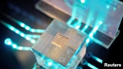 华为旗下的海思半导体芯片2019年3月21日在福建省福州举行的华为中国经济伙伴大会上展出