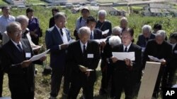 지난 1일 북한을 방문해 성묘한 일본 유족들. (자료 사진)