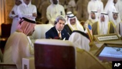 3일 카타르를 방문한 존 케리 미국 국무장관(가운데)이 도하에서 걸프협력위원회 외무장관들과 회담을 가지고 있다.