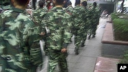 图为当局出动武警“维稳”万盛区示威抗议