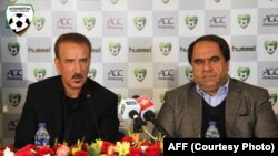 کرام الدین کریم رئیس فدراسیون فوتبال افغانستان و علی عسکر لعلی، کمک مربی پیشین تیم ملی فوتبال افغانستان