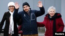 جیسون رضائیان در بین مادر و همسرش.