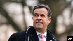 资料照片：时任国家情报总监拉特克里夫站在白宫南草坪。(2020年12月12日) 