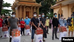 រូបឯកសារ៖ ប្រជាជន​ស្ដាប់​សុន្ទរកថា​របស់​អាជ្ញាធរ បន្ទាប់​ពី​ពួកគេ​ទទួល​បាន​អំណោយ​ជា​អង្ករ និង​ស្បៀង​អាហារ​មួយ​ចំនួន​​ក្នុង​តំបន់​ក្រហម​ដែល​រង​ការ​បិទ​ខ្ទប់​ដោយសារ​ការ​រាតត្បាត​ខ្លាំង​នៃ​ជំងឺ​កូវីដ១៩ រាជធានី​ភ្នំពេញ ថ្ងៃទី៣០ ខែមេសា ឆ្នាំ​២០២១។