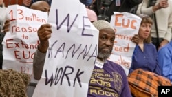 Dalam foto tertanggal 18/1/2014 ini para pengunjuk rasa memadati jumpa pers Partai Demokrat di Capitol Hill, Washington DC mengenai diperpanjangnya asuransi untuk para penganggur yang sebenarnya sudah dihentikan pada 28/12/2013. 