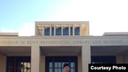 미국에 정착한 탈북민 조셉 김 씨가 지난 1월부터 일하고 있는 텍사스주 댈러스의 부시센터 앞에서 포즈를 취했다. 사진 제공=조셉 김