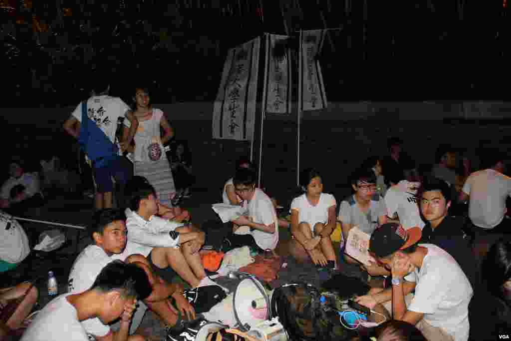 学联发起抗议梁振英拒绝对话公民抗命游行和留守礼宾府（美国之音图片/海彦拍摄）