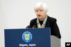 美国财长耶伦在日本新泻举行的G7财长会议期间的一个记者会上讲话。（20230511）