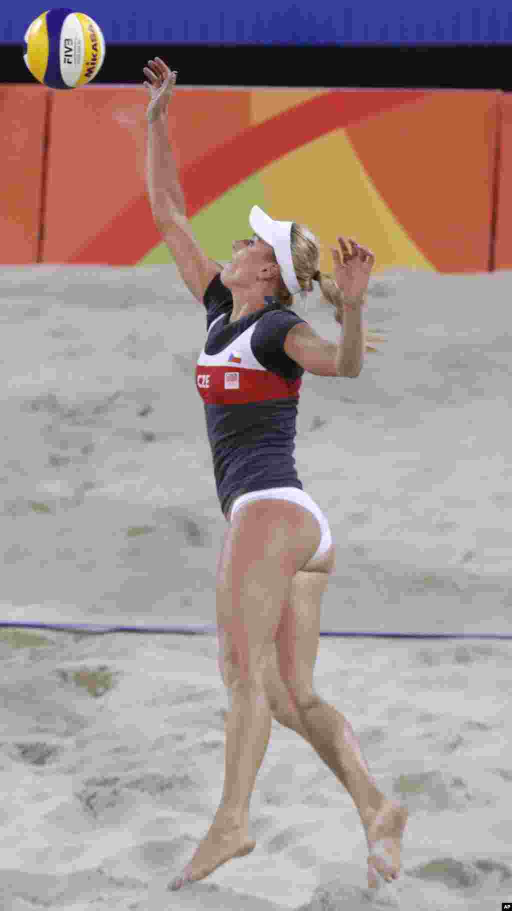 عکس هایی از المپیک ریو: مارکیتا اسوکوا بازیکن والیبال ساحلی جمهوری چک در دیدار با تیم روسیه.