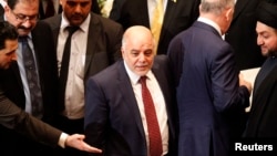 Perdana Menteri baru Irak, Haider Al Abadi (tengah) menghadiri sidang parlemen di Baghdad, Senin (8/9).