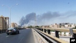 지난 13일, 민병대들 간에 전투가 벌어진 리비아 트리폴리 국제공항 방향에서 연기가 피어오르고 있다.