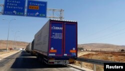 시리아 휴전 나흘째인 16일 터키 하타이 주 레이한리의 바브알하와 국경 검문소에서 시리아로 들어가려는 터키 화물차들이 대기하고 있다. (자료사진)