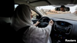 2018-ci ildə qadınların maşın sürməsinə icazə vermək kimi kosmetik dəyişikliklər fonunda Səudiyyə Ərəbistanı hökuməti Samar Bədəvi və Nasimə əl-Sadah kimi tanınmış qadın haqları fəallarını həbs edib.