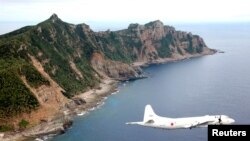 日本海事自卫队的一架侦察机在钓鱼岛上空飞翔
