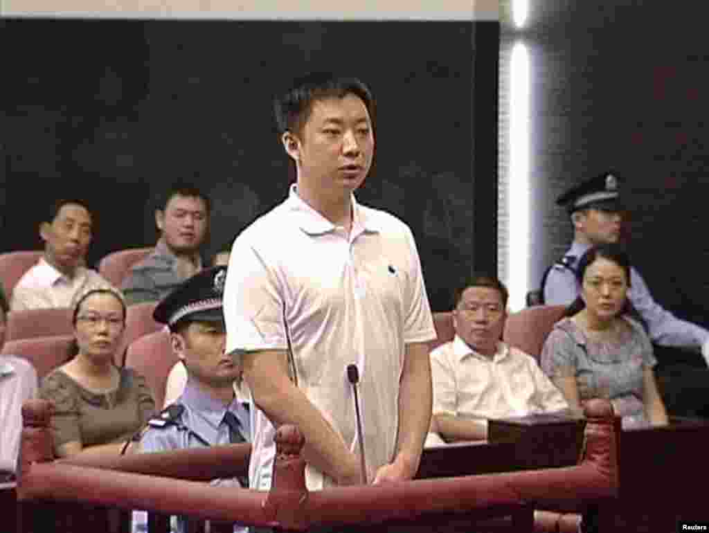 薄熙来家的勤务人员张晓军在合肥市中级人民法院出庭受审（2012年8月9日）。