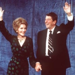 1980年11月4日，里根和他的夫人南希在总统选举中获胜后在洛杉矶的一家酒店